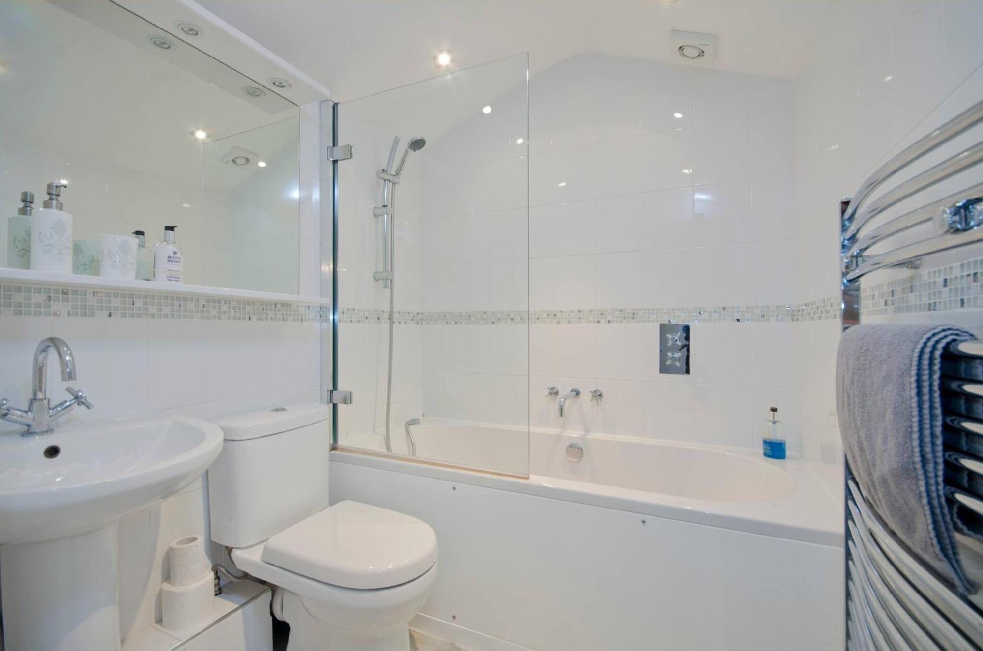 Seaview Regency Apartment With Private Parking Brighton ภายนอก รูปภาพ