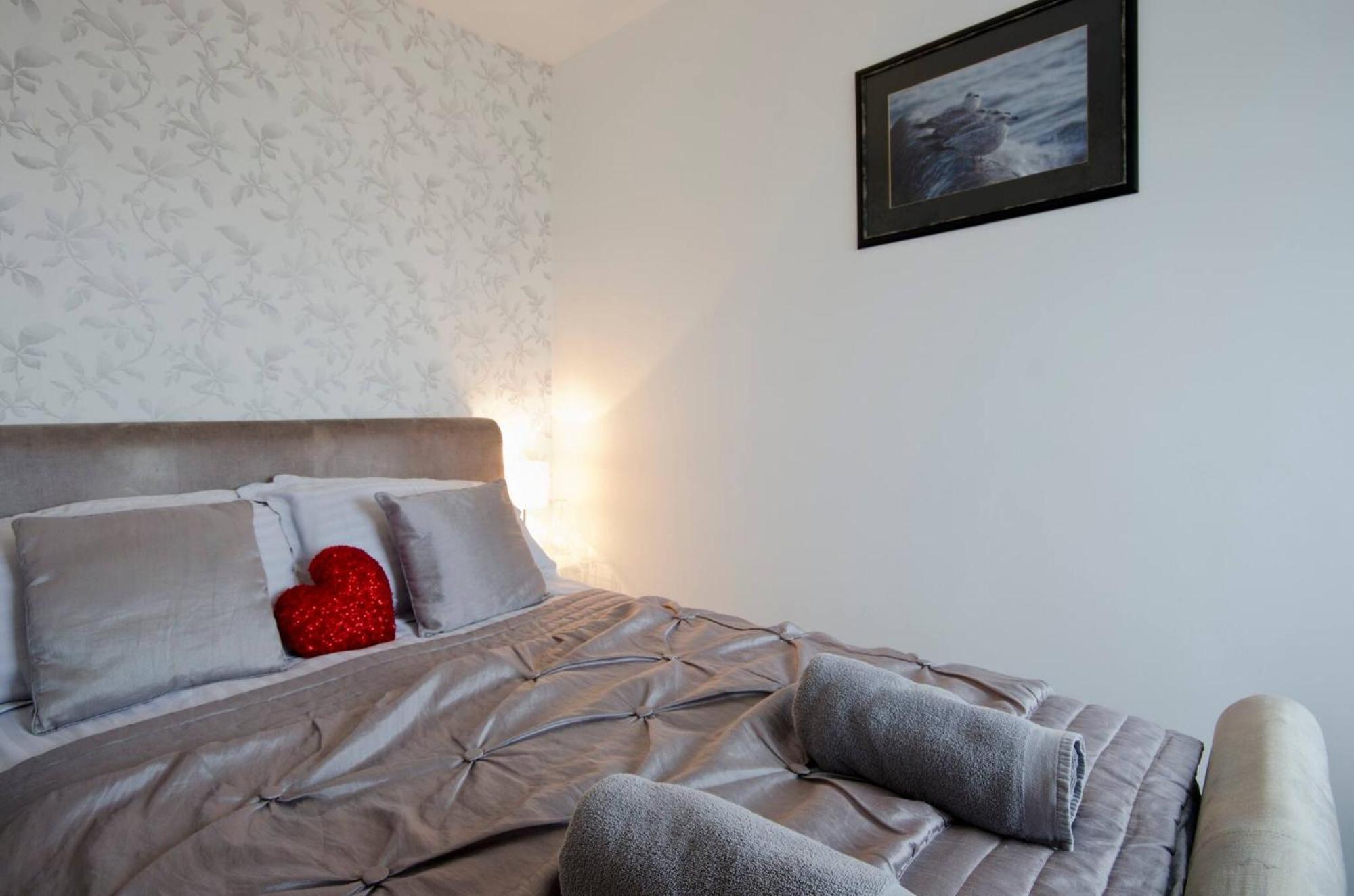 Seaview Regency Apartment With Private Parking Brighton ภายนอก รูปภาพ