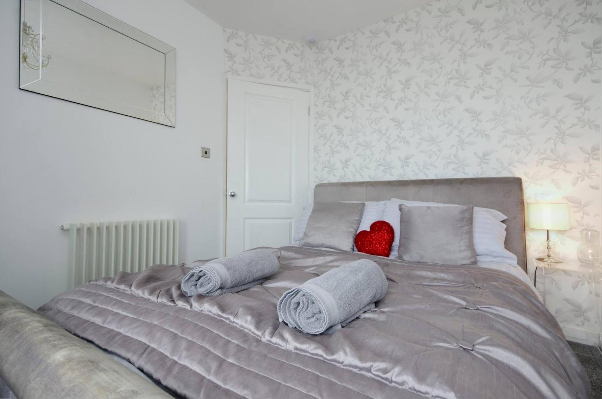 Seaview Regency Apartment With Private Parking Brighton ภายนอก รูปภาพ