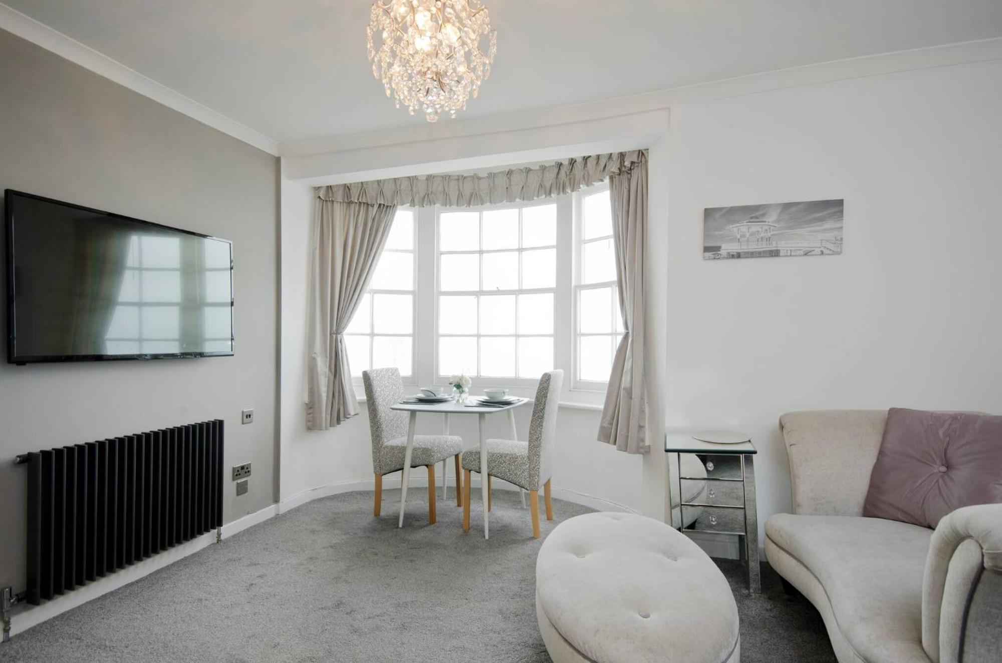 Seaview Regency Apartment With Private Parking Brighton ภายนอก รูปภาพ