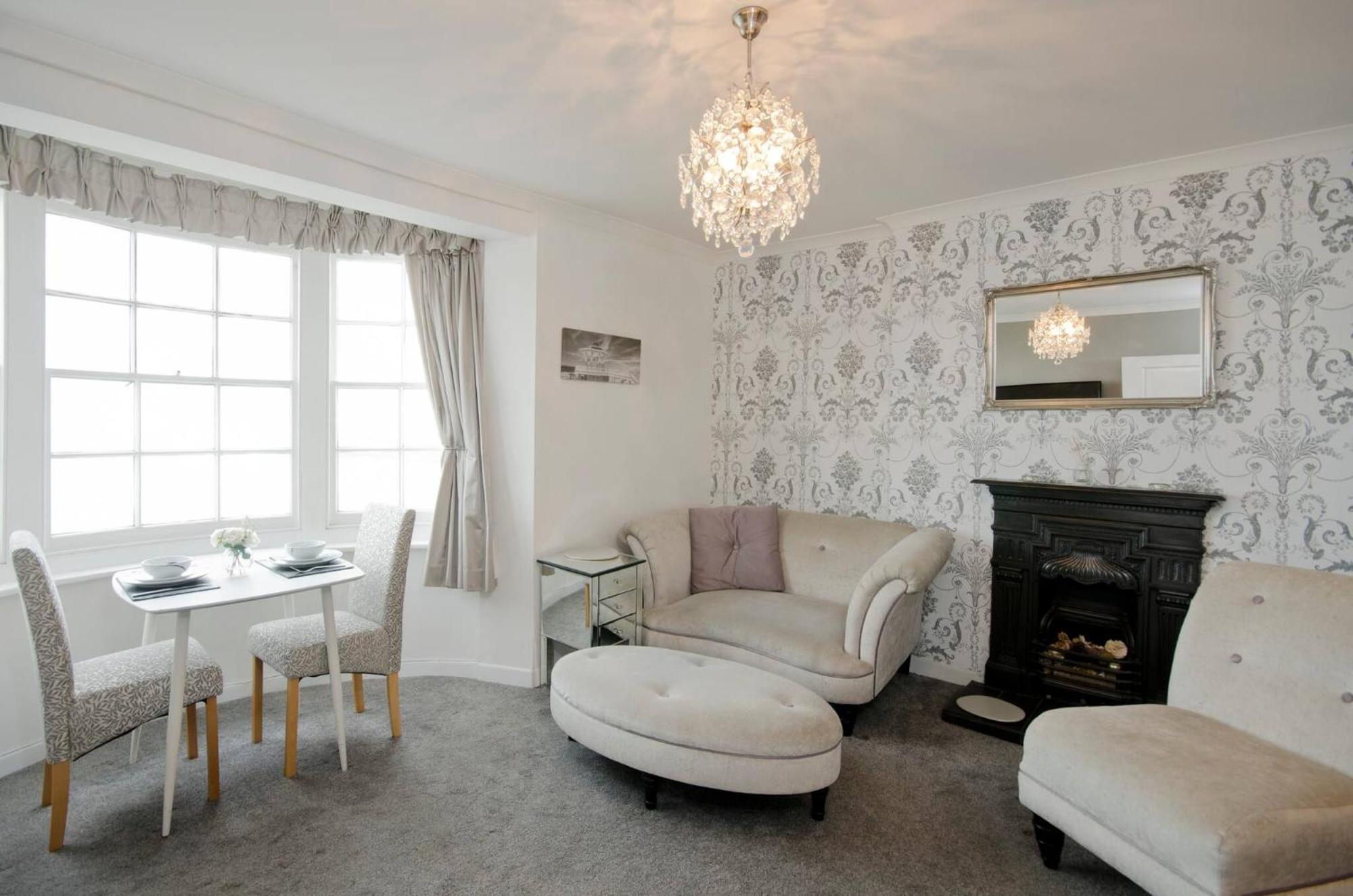 Seaview Regency Apartment With Private Parking Brighton ภายนอก รูปภาพ