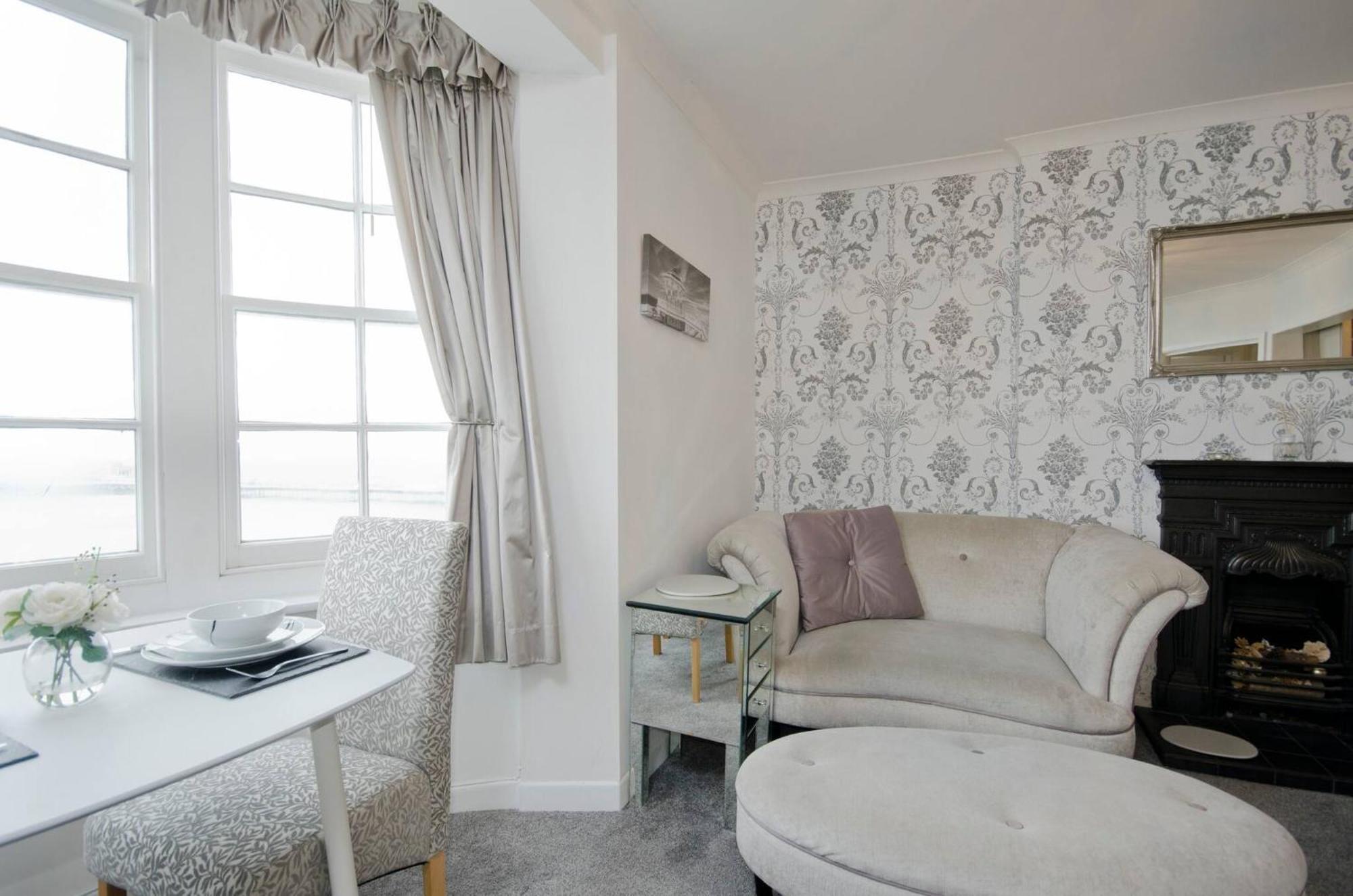 Seaview Regency Apartment With Private Parking Brighton ภายนอก รูปภาพ